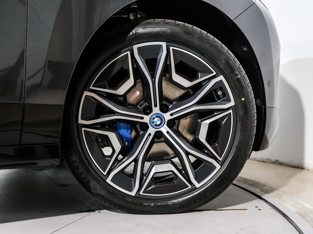 BMW iX xDrive40 color Gris. Año 2025. 240KW(326CV). Eléctrico. En concesionario Oliva Motor Tarragona de Tarragona
