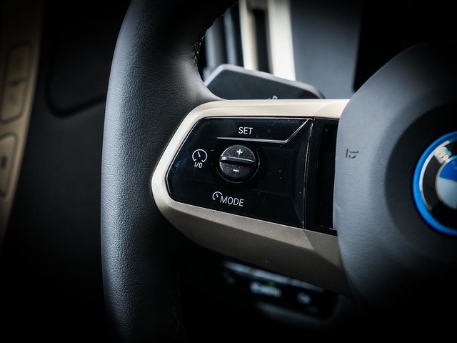 BMW iX xDrive40 color Gris. Año 2025. 240KW(326CV). Eléctrico. En concesionario Oliva Motor Tarragona de Tarragona