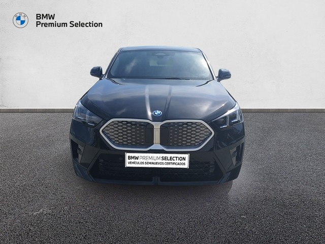 BMW iX2 eDrive20 color Negro. Año 2025. 150KW(204CV). Eléctrico. En concesionario Adler Motor S.L. TOLEDO de Toledo