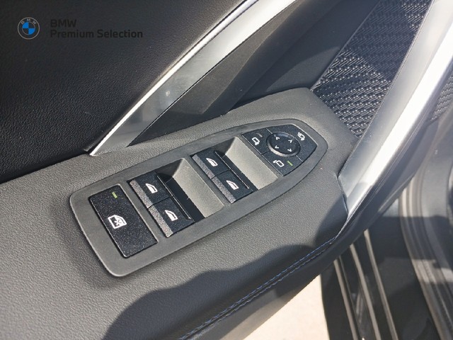 BMW iX2 eDrive20 color Negro. Año 2025. 150KW(204CV). Eléctrico. En concesionario Adler Motor S.L. TOLEDO de Toledo