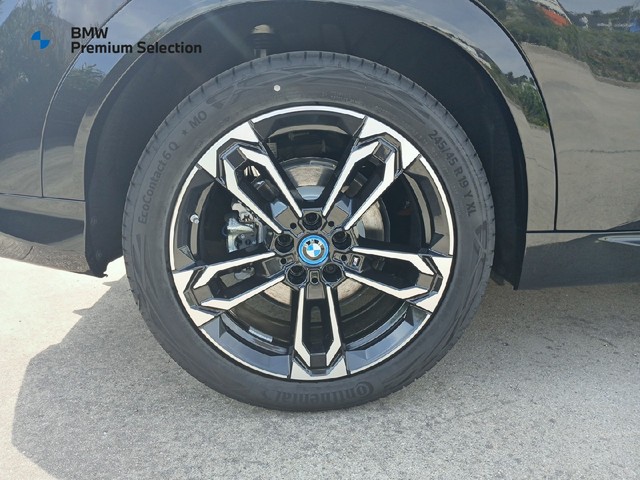 BMW iX2 eDrive20 color Negro. Año 2025. 150KW(204CV). Eléctrico. En concesionario Adler Motor S.L. TOLEDO de Toledo