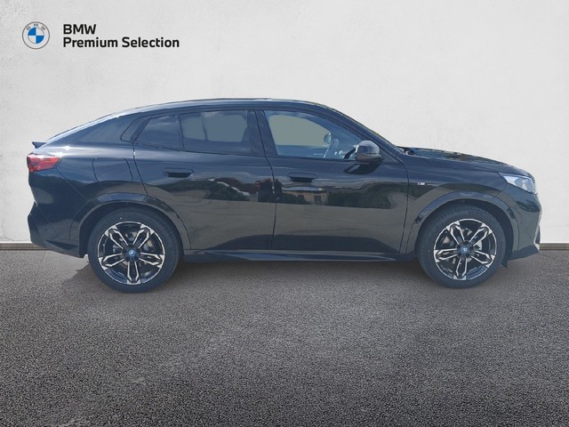 BMW iX2 eDrive20 color Negro. Año 2025. 150KW(204CV). Eléctrico. En concesionario Adler Motor S.L. TOLEDO de Toledo