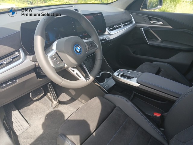 BMW iX2 eDrive20 color Negro. Año 2025. 150KW(204CV). Eléctrico. En concesionario Adler Motor S.L. TOLEDO de Toledo