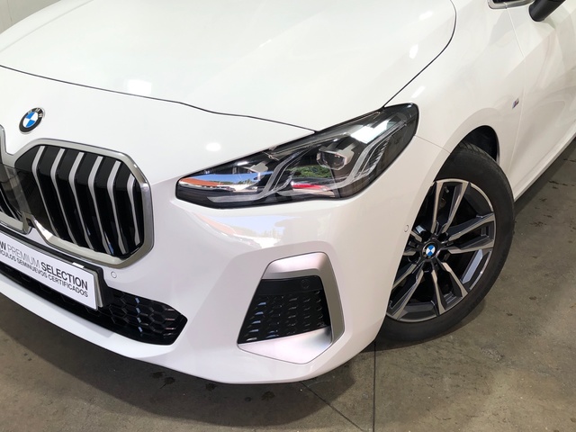 BMW Serie 2 220i Active Tourer color Blanco. Año 2024. 125KW(170CV). Gasolina. En concesionario Movilnorte El Carralero de Madrid