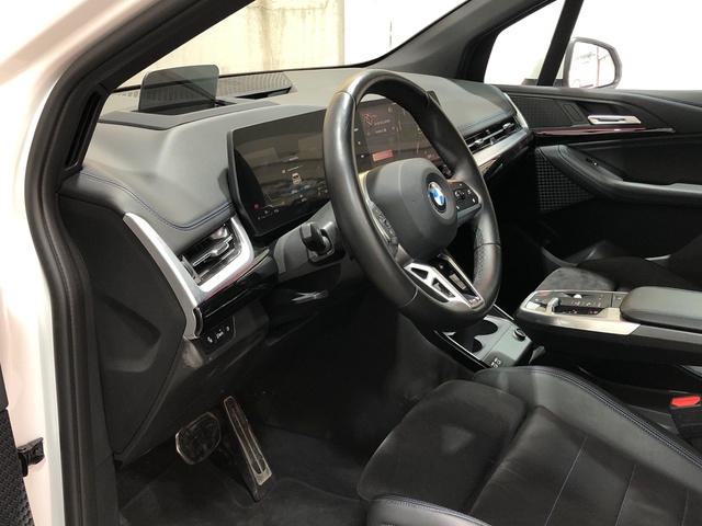 BMW Serie 2 220i Active Tourer color Blanco. Año 2024. 125KW(170CV). Gasolina. En concesionario Movilnorte El Carralero de Madrid