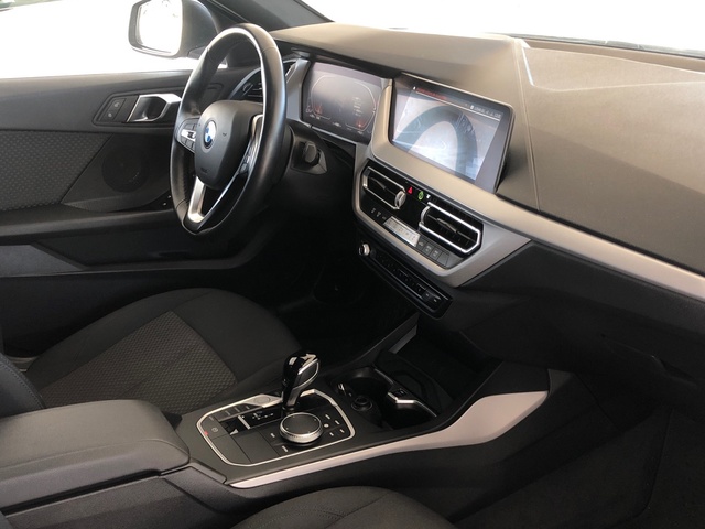 BMW Serie 1 118d color Blanco. Año 2022. 110KW(150CV). Diésel. En concesionario Auto Premier, S.A. - MADRID de Madrid