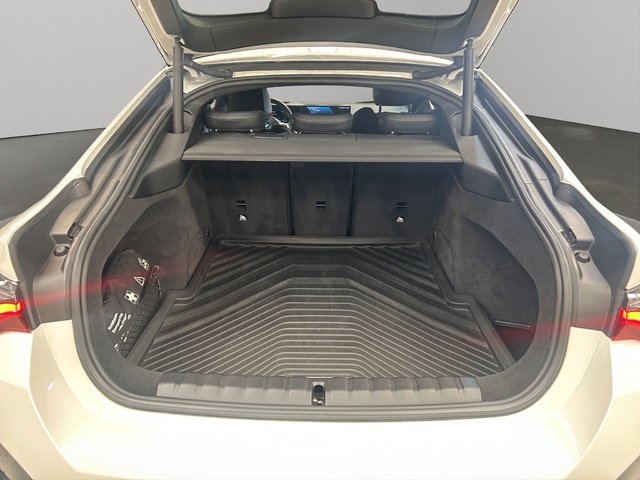 BMW i4 M50 color Blanco. Año 2023. 400KW(544CV). Eléctrico. En concesionario FINESTRAT Automoviles Fersan, S.A. de Alicante