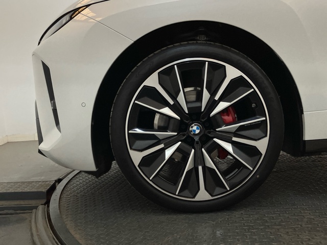 BMW iX xDrive45 color Blanco. Año 2025. 300KW(408CV). Eléctrico. En concesionario Proa Premium Palma de Illes Balears