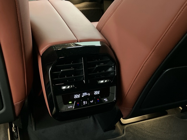 BMW iX xDrive45 color Blanco. Año 2025. 300KW(408CV). Eléctrico. En concesionario Proa Premium Palma de Illes Balears