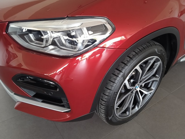 BMW X4 xDrive30d color Rojo. Año 2021. 210KW(286CV). Diésel. En concesionario ALBAMOCION CIUDAD REAL  de Ciudad Real