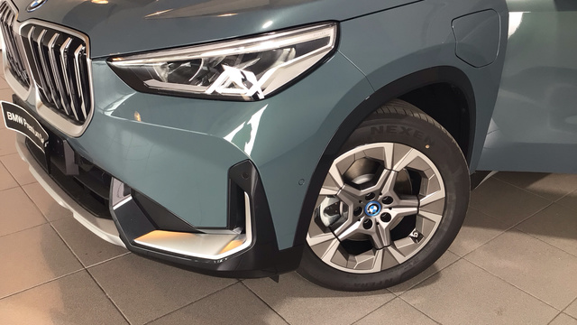 BMW X1 xDrive25e color Verde. Año 2025. 180KW(245CV). Híbrido Electro/Gasolina. En concesionario BYmyCAR Madrid - Alcalá de Madrid