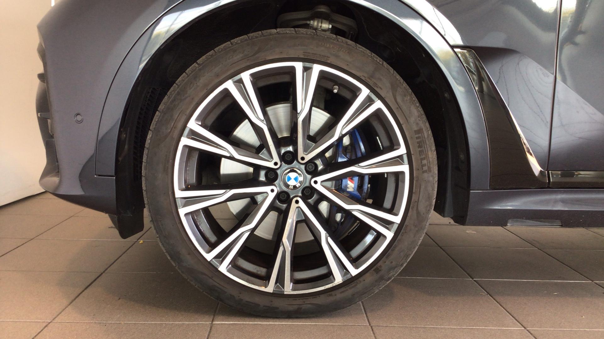 BMW X7 xDrive40i color Gris. Año 2019. 250KW(340CV). Gasolina. En concesionario BYmyCAR Madrid - Alcalá de Madrid