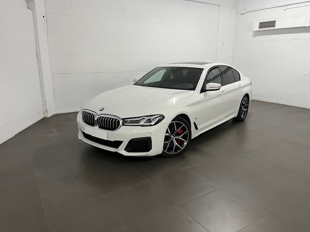 BMW Serie 5 540d color Blanco. Año 2021. 250KW(340CV). Diésel. En concesionario Amiocar S.A. de Coruña