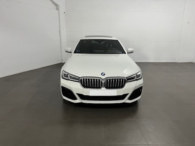BMW Serie 5 540d color Blanco. Año 2021. 250KW(340CV). Diésel. En concesionario Amiocar S.A. de Coruña