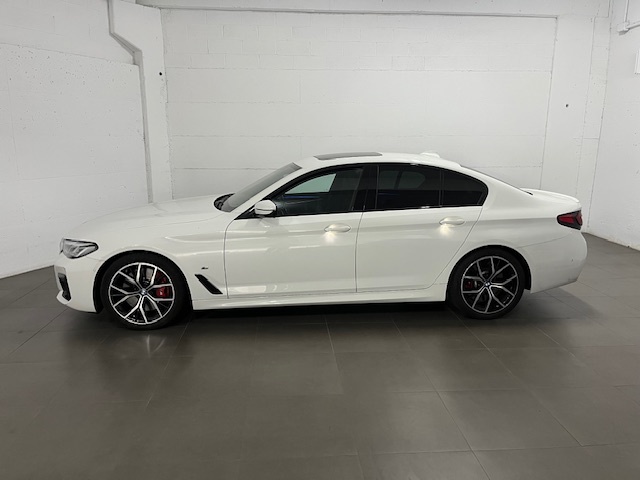 BMW Serie 5 540d color Blanco. Año 2021. 250KW(340CV). Diésel. En concesionario Amiocar S.A. de Coruña