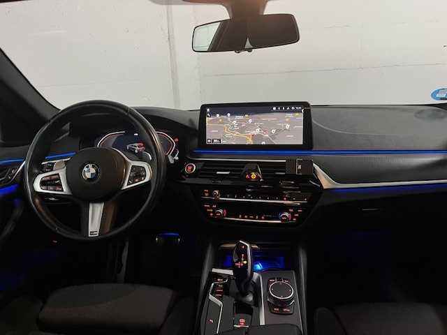 BMW Serie 5 540d color Blanco. Año 2021. 250KW(340CV). Diésel. En concesionario Amiocar S.A. de Coruña