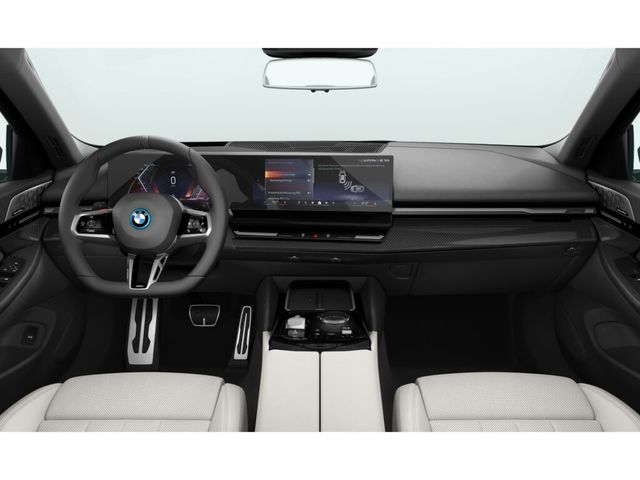 BMW Serie 5 530e color Negro. Año 2025. 220KW(299CV). Híbrido Electro/Gasolina. En concesionario Móvil Begar Alicante de Alicante