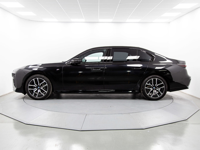 BMW Serie 7 740d color Negro. Año 2023. 220KW(299CV). Diésel. En concesionario Móvil Begar Alicante de Alicante