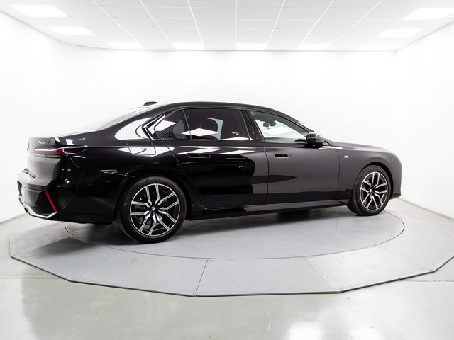 BMW Serie 7 740d color Negro. Año 2023. 220KW(299CV). Diésel. En concesionario Móvil Begar Alicante de Alicante