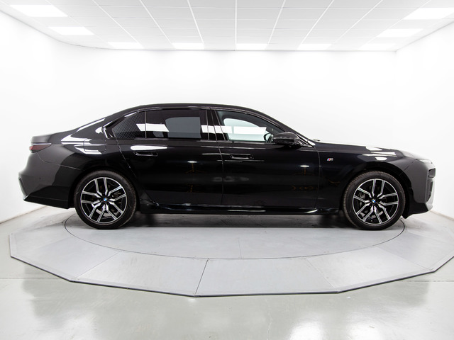 BMW Serie 7 740d color Negro. Año 2023. 220KW(299CV). Diésel. En concesionario Móvil Begar Alicante de Alicante