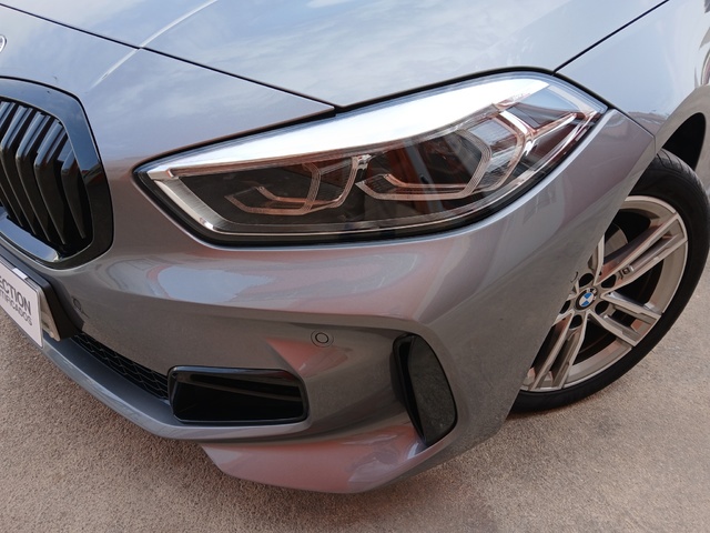 BMW Serie 1 118d color Gris. Año 2023. 110KW(150CV). Diésel. En concesionario GANDIA Automoviles Fersan, S.A. de Valencia