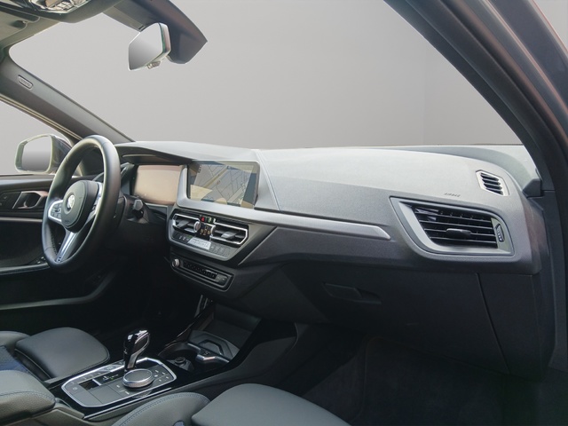 BMW Serie 1 118d color Gris. Año 2023. 110KW(150CV). Diésel. En concesionario GANDIA Automoviles Fersan, S.A. de Valencia