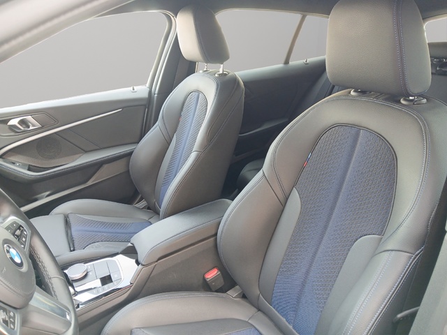 BMW Serie 1 118d color Gris. Año 2023. 110KW(150CV). Diésel. En concesionario GANDIA Automoviles Fersan, S.A. de Valencia