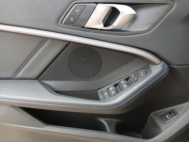 BMW Serie 1 118d color Gris. Año 2023. 110KW(150CV). Diésel. En concesionario GANDIA Automoviles Fersan, S.A. de Valencia