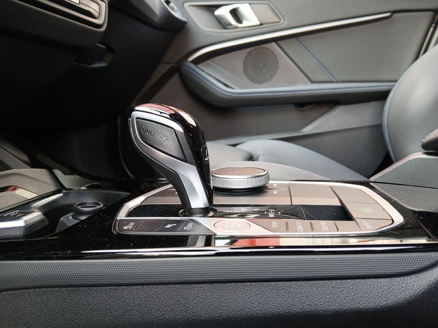 BMW Serie 1 118d color Gris. Año 2023. 110KW(150CV). Diésel. En concesionario GANDIA Automoviles Fersan, S.A. de Valencia