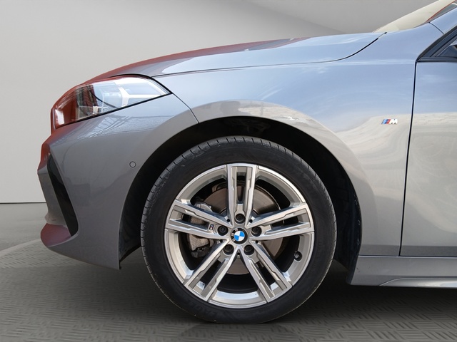 BMW Serie 1 118d color Gris. Año 2023. 110KW(150CV). Diésel. En concesionario GANDIA Automoviles Fersan, S.A. de Valencia