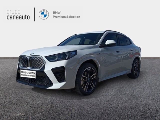 BMW iX2 eDrive20 color Blanco. Año 2024. 150KW(204CV). Eléctrico. En concesionario TACO de Sta. C. Tenerife