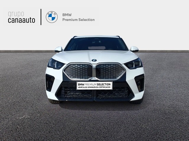 BMW iX2 eDrive20 color Blanco. Año 2024. 150KW(204CV). Eléctrico. En concesionario TACO de Sta. C. Tenerife