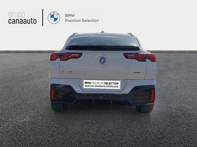BMW iX2 eDrive20 color Blanco. Año 2024. 150KW(204CV). Eléctrico. En concesionario TACO de Sta. C. Tenerife