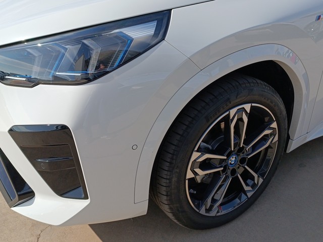 BMW iX2 eDrive20 color Blanco. Año 2024. 150KW(204CV). Eléctrico. En concesionario TACO de Sta. C. Tenerife