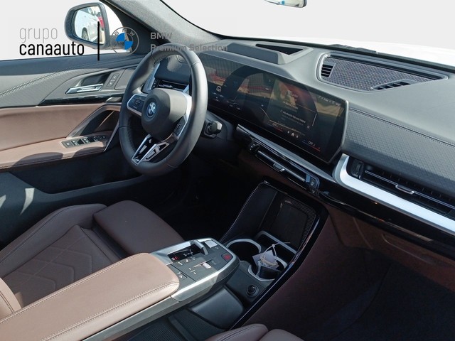 BMW iX2 eDrive20 color Blanco. Año 2024. 150KW(204CV). Eléctrico. En concesionario TACO de Sta. C. Tenerife