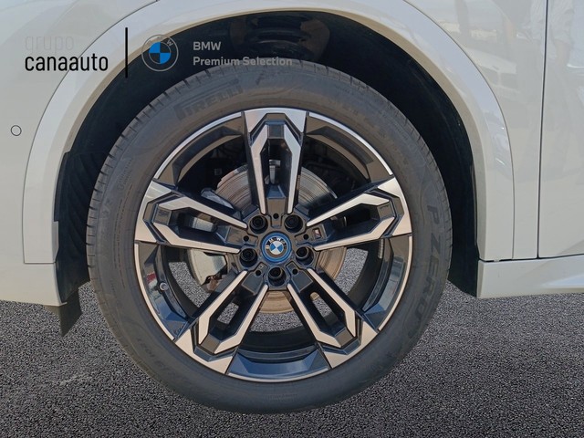BMW iX2 eDrive20 color Blanco. Año 2024. 150KW(204CV). Eléctrico. En concesionario TACO de Sta. C. Tenerife