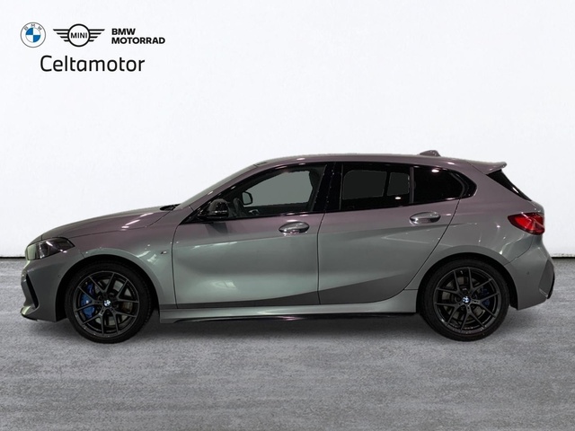 BMW Serie 1 M135i color Gris. Año 2024. 225KW(306CV). Gasolina. En concesionario Celtamotor Lalín de Pontevedra