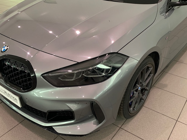 BMW Serie 1 M135i color Gris. Año 2024. 225KW(306CV). Gasolina. En concesionario Celtamotor Lalín de Pontevedra