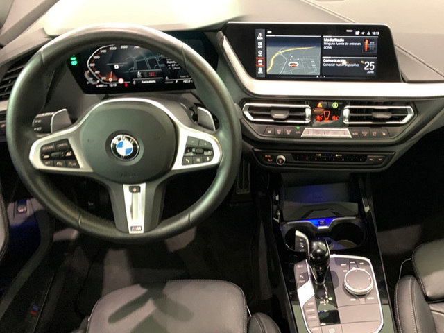 BMW Serie 1 M135i color Gris. Año 2024. 225KW(306CV). Gasolina. En concesionario Celtamotor Lalín de Pontevedra