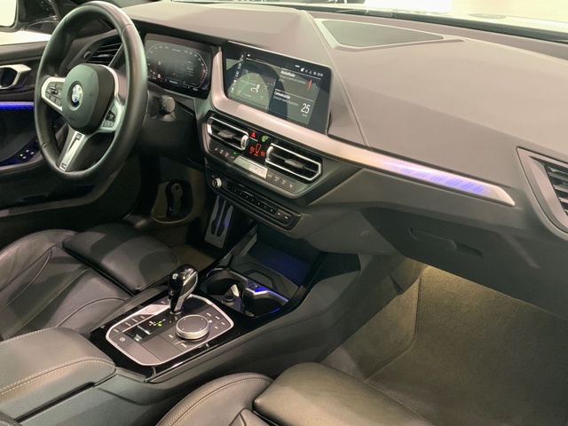 BMW Serie 1 M135i color Gris. Año 2024. 225KW(306CV). Gasolina. En concesionario Celtamotor Lalín de Pontevedra