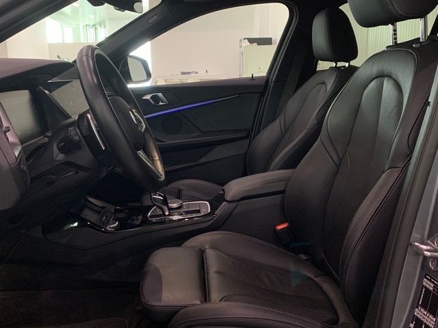 BMW Serie 1 M135i color Gris. Año 2024. 225KW(306CV). Gasolina. En concesionario Celtamotor Lalín de Pontevedra