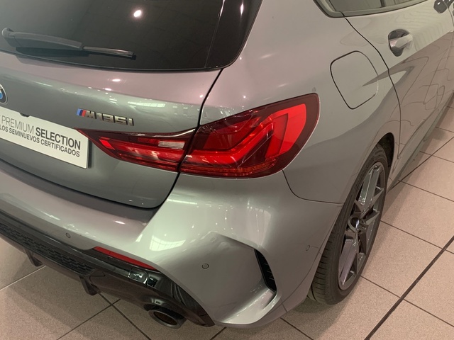 BMW Serie 1 M135i color Gris. Año 2024. 225KW(306CV). Gasolina. En concesionario Celtamotor Lalín de Pontevedra