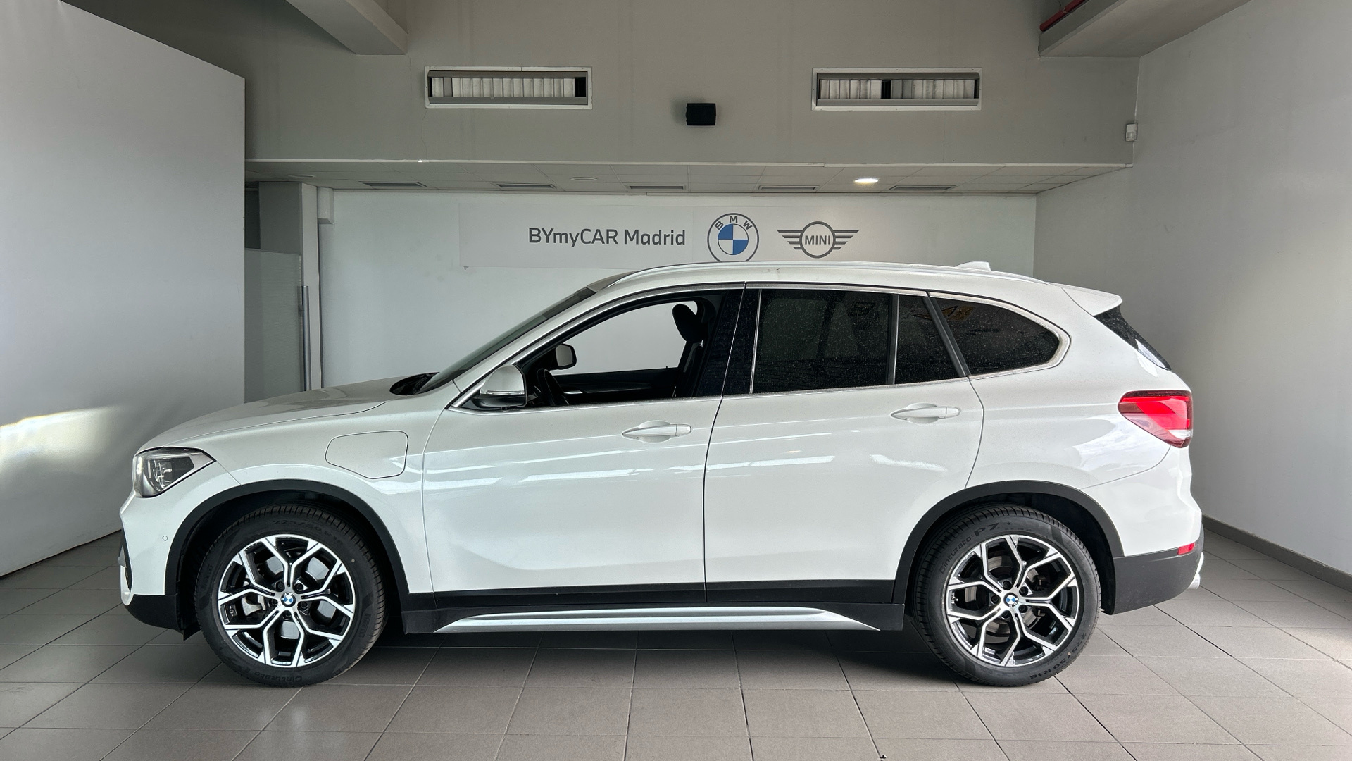 BMW X1 xDrive25e color Blanco. Año 2021. 162KW(220CV). Híbrido Electro/Gasolina. En concesionario BYmyCAR Madrid - Alcalá de Madrid
