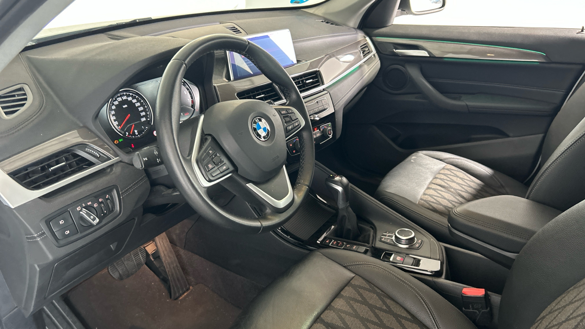 BMW X1 xDrive25e color Blanco. Año 2021. 162KW(220CV). Híbrido Electro/Gasolina. En concesionario BYmyCAR Madrid - Alcalá de Madrid