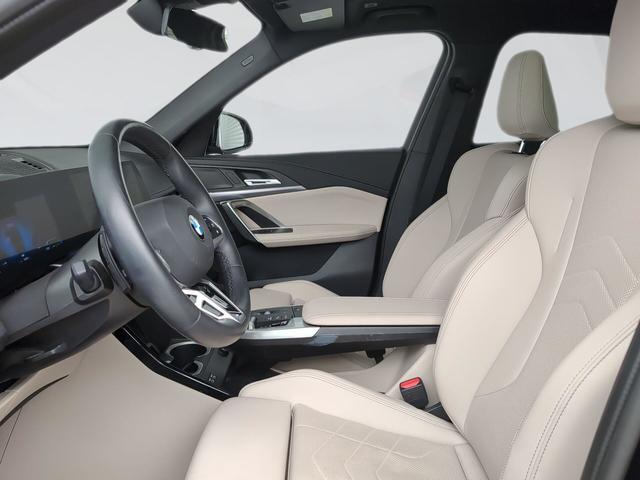 BMW X1 sDrive20i color Negro. Año 2024. 125KW(170CV). Híbrido Electro/Gasolina. En concesionario Automotor Premium Viso - Málaga de Málaga
