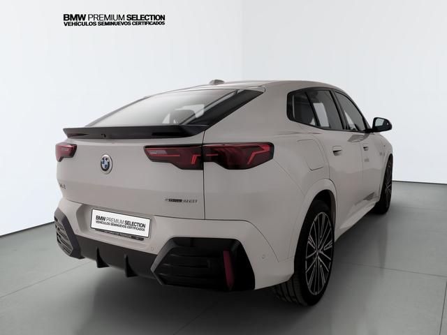 BMW X2 sDrive20i color Blanco. Año 2024. 125KW(170CV). Gasolina. En concesionario Automotor Premium Marbella - Málaga de Málaga