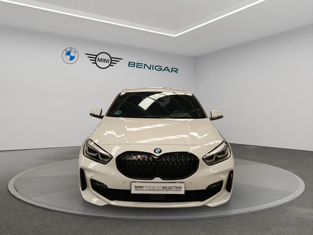 BMW Serie 1 118d color Blanco. Año 2023. 110KW(150CV). Diésel. En concesionario SAN JUAN Automoviles Fersan S.A. de Alicante