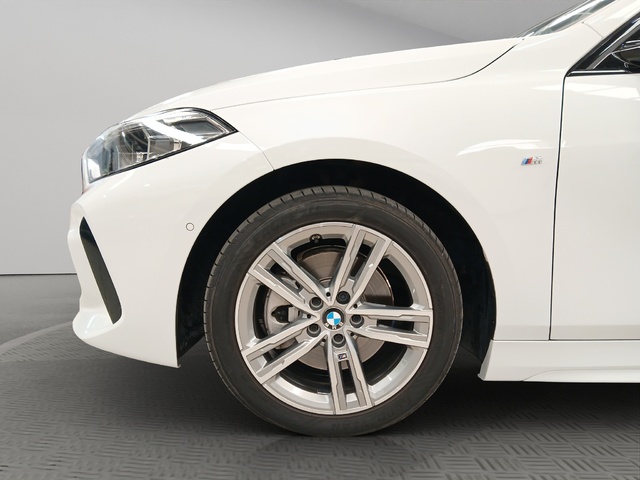 BMW Serie 1 118d color Blanco. Año 2023. 110KW(150CV). Diésel. En concesionario SAN JUAN Automoviles Fersan S.A. de Alicante