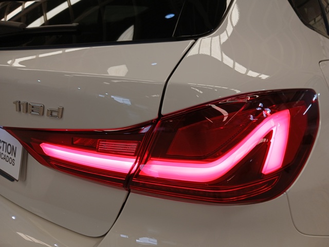 BMW Serie 1 118d color Blanco. Año 2023. 110KW(150CV). Diésel. En concesionario SAN JUAN Automoviles Fersan S.A. de Alicante