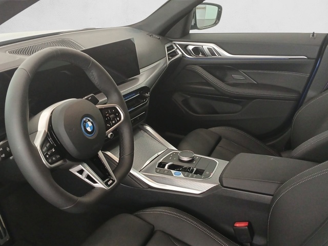 BMW i4 eDrive40 color Azul. Año 2025. 250KW(340CV). Eléctrico. En concesionario Enekuri Motor de Vizcaya